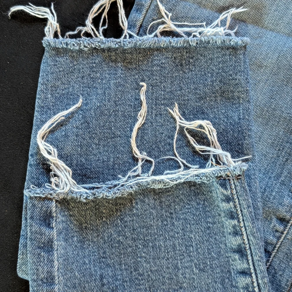 Universal Thread Jeans Women's Size 6R Slim Mid Rise Fringe Hem Straight